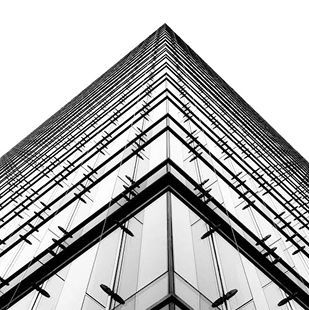 Scherpe hoekperspectief van een glazen hoogbouw met structurele lijnen, hedendaagse architectuur in monochrome tinten.