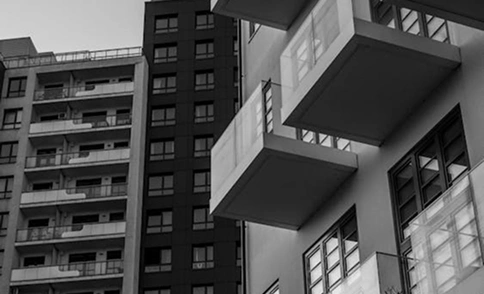 Detailopname van balkons van een appartementencomplex met een geometrisch ontwerp, een detail van hedendaagse woonarchitectuur.