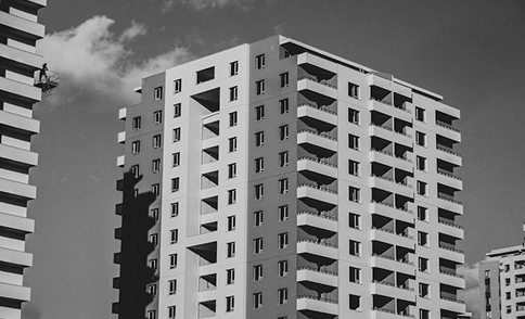 Moderne gevel van een woongebouw met balkons, stedelijke woningarchitectuur in monochrome tinten.